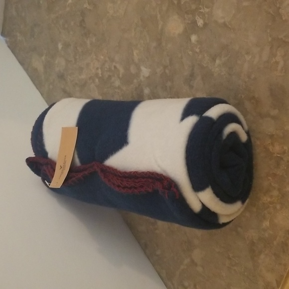 American Eagle Outfitters Logo Fleece Throw blanket - Picture 4 of 4